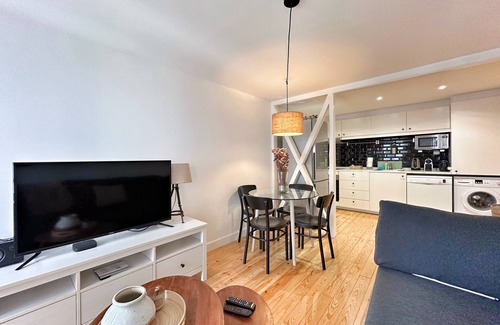 Santos Apartment | Cozy Apartment for 6 in Central Lisbon with Spa Access