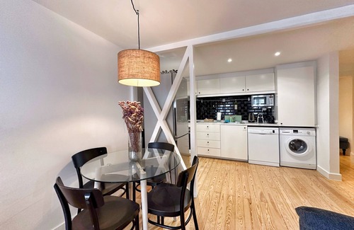 Santos Apartment | Cozy Apartment for 6 in Central Lisbon with Spa Access