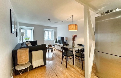 Santos Apartment | Cozy Apartment for 6 in Central Lisbon with Spa Access