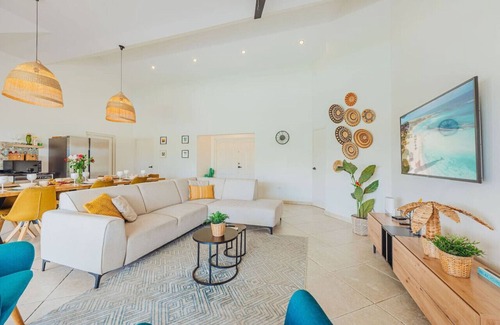 Oranjestad Villa | Local Vibes Villa, Big Pool and Outdoor, 10 sleeps