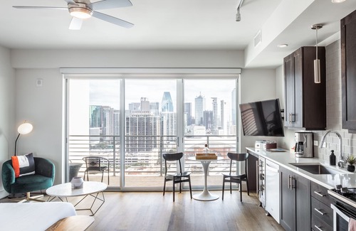 Uptown Apartment | Elegant Locale Victory Park - Dallas: Family-Friendly Bliss