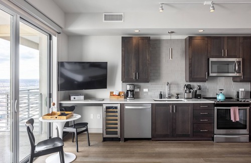 Uptown Apartment | Elegant Locale Victory Park - Dallas: Family-Friendly Bliss