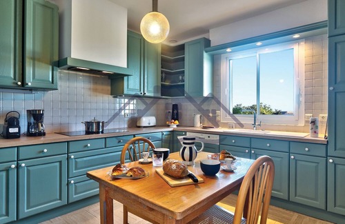 Finistere House | Cozy Ocean View Retreat with Direct Beach Access