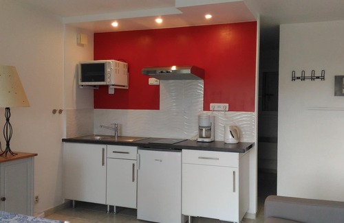 Locmariaquer Apartment | Oceanfront Studio A1: Pet-Friendly Retreat by the Water