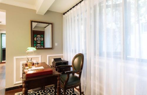 Liwan Apartment | Explore Locals Apartment Near Changshoulu Subway Station