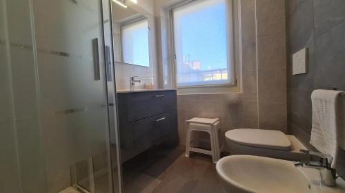 Lazise Old Town House | Discover Comfort at Locanda alla Chiesa with Hot Tub & Dining