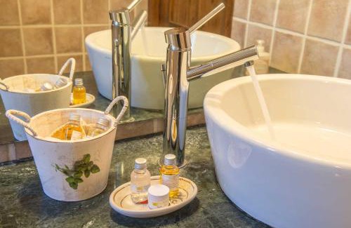 Oriolo dei Fichi Bed & Breakfast | Oceanfront Retreat at Locanda Camera con Vista