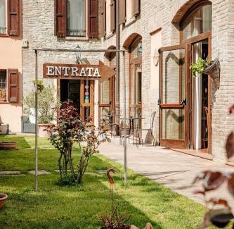 Maranello Hotel | Discover Locanda Del Mulino: Rated 9/10 with Hot Tub & Dining