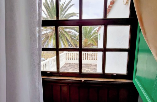 El Granel Cottage | Seaside Retreat: Enjoy Privacy with Breathtaking Views