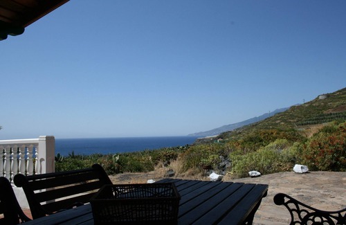 El Granel Cottage | Seaside Retreat: Enjoy Privacy with Breathtaking Views