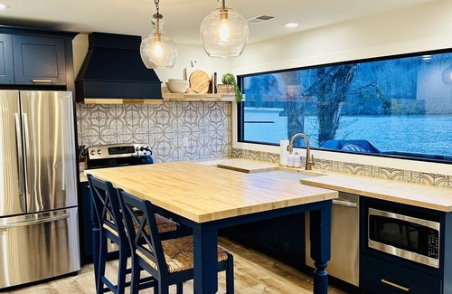 Chattanooga House | Scenic Retreat on the Tennessee River Near Downtown Chattanooga