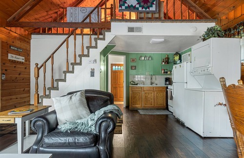 Arrowbear Lake Cabin | Ideal Getaway: Level Entry Near Lake Arrowhead & Big Bear