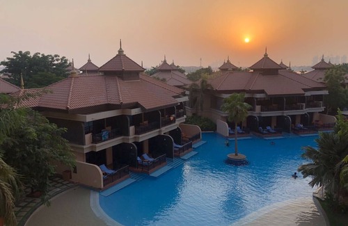 Palm Jumeirah House | Experience Palm Jumeirah's Lagoon Pool Views and Breakfast