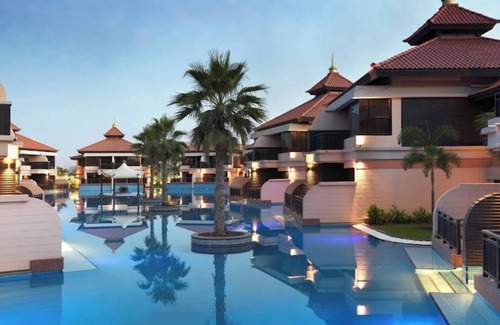 Palm Jumeirah House | Experience Palm Jumeirah's Lagoon Pool Views and Breakfast