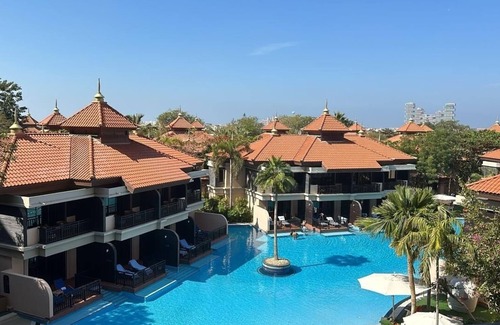 Palm Jumeirah House | Experience Palm Jumeirah's Lagoon Pool Views and Breakfast