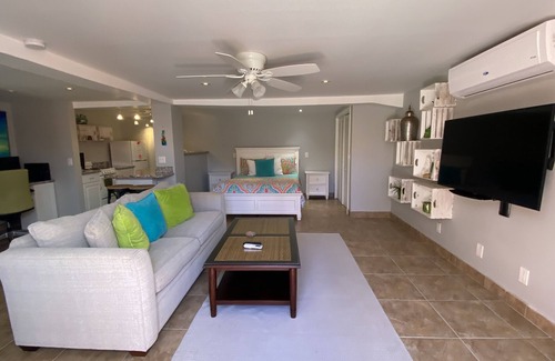 Testman Villa | Prime Location Near Buccaneer Hotel in Shoys Neighborhood