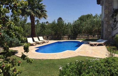 Dalyan City Center Villa | Discover Comfort in Maraş: Riverfront Dining & Top Amenities