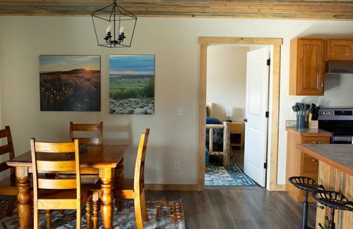 Saratoga Cabin | Inviting Hotel Near Highway 130 with Ocean Views & Breakfast