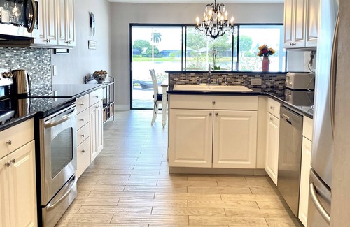 Kings Lake House | Prime Location Near Downtown, Restaurants, and the Beach