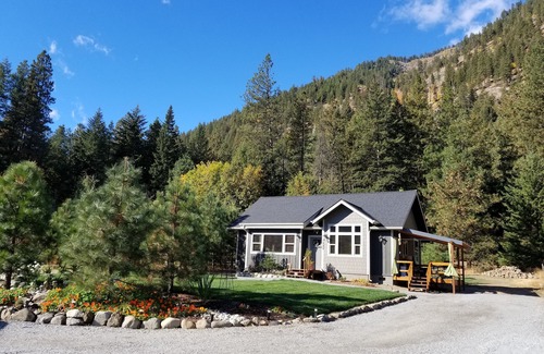 Leavenworth Cabin | Idyllic Retreat on Icicle Road with Hot Tub & Scenic Views