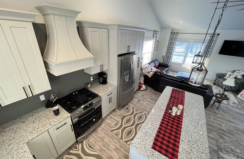 Thompsonville House | Experience Unmatched Comfort at Crystal Mountain Golf Course