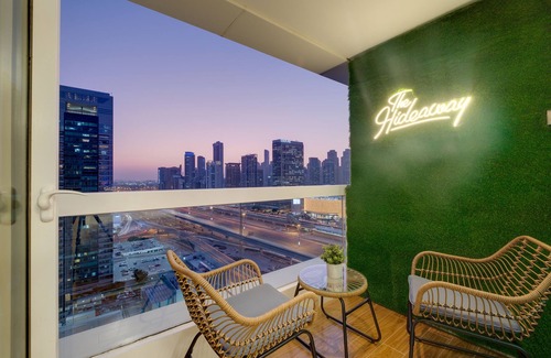 Jumeirah Lake Towers Apartment | Glamorous Studio Apartment with Oceanfront Views in Dubai
