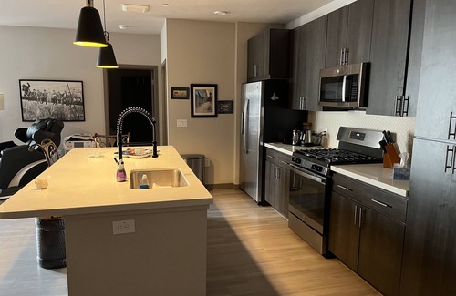Downtown Phoenix Condo | Convenient Stay Near Sports Arena with Pool & Kitchen