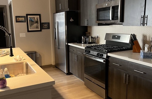 Downtown Phoenix Condo | Convenient Stay Near Sports Arena with Pool & Kitchen
