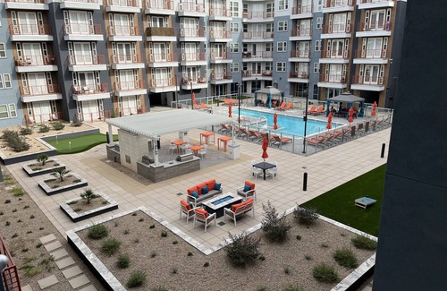 Downtown Phoenix Condo | Convenient Stay Near Sports Arena with Pool & Kitchen