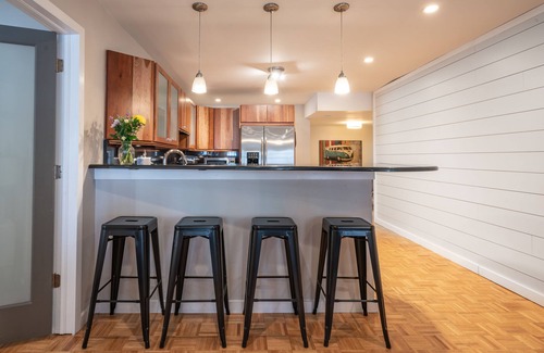 Bayshore Gardens Condo | Prime Location Just Steps from Bayshore, SOHO & Hyde Park