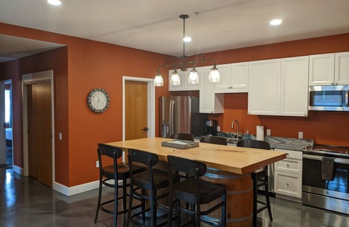 Traverse City Condo | Prime 4bd/3ba Condo with Ocean View in Downtown TC