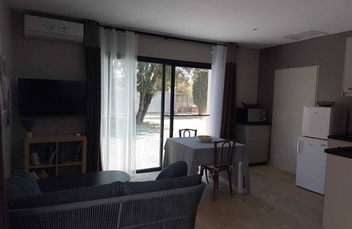 Aureille Apartment | Discover an Inviting Apartment in the Heart of Alpilles