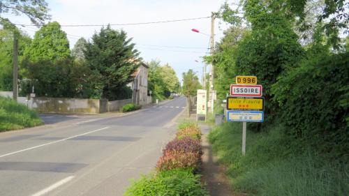Issoire Apartment | Welcome to Bouzon: Family & Pet-Friendly Hotel in Issoire