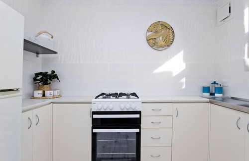 Glenelg Apartment | Coastal Retreat: Location & Comfort with Oceanfront Bliss