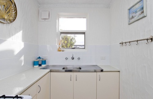 Glenelg Apartment | Coastal Retreat: Location & Comfort with Oceanfront Bliss
