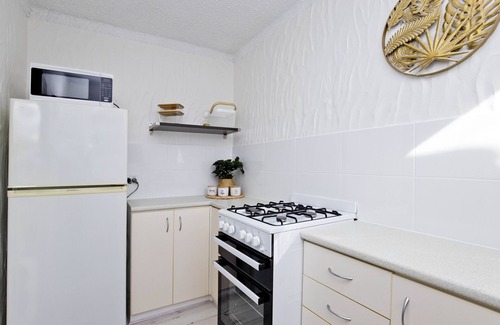 Glenelg Apartment | Coastal Retreat: Location & Comfort with Oceanfront Bliss