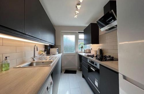Nottingham House | Family-Friendly Getaway with Comfortable Beds & Free Parking