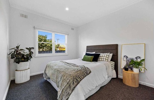 Ararat House | LOCATION - Enjoy this amazing 3 bedroom 2 lounge home while staying in Ararat!