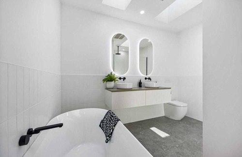 Ararat House | LOCATION - Enjoy this amazing 3 bedroom 2 lounge home while staying in Ararat!