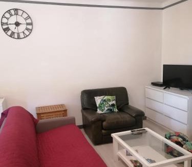 Sarrians Apartment | Family-Friendly Gîtes in a Prime Location with Great Ratings