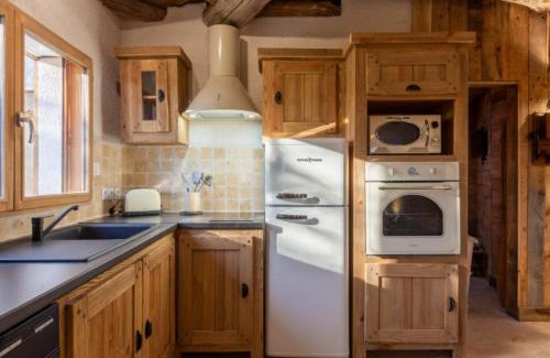 Crouy-sur-Cosson House | Unique Hobbit House with Tree, Near Chambord - Family Friendly