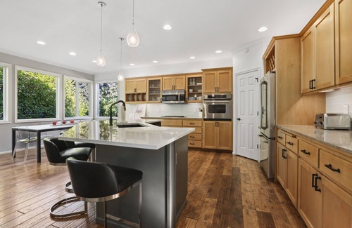 West Bellevue House | Prime Location in Downtown Bellevue with Ocean View & Hot Tub