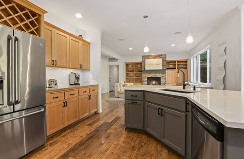 West Bellevue House | Prime Location in Downtown Bellevue with Ocean View & Hot Tub