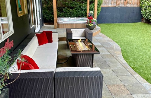 West Bellevue House | Prime Location in Downtown Bellevue with Ocean View & Hot Tub