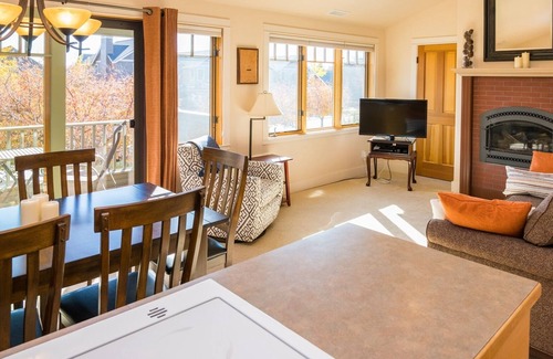Sisters House | Location! Location! Escape to this beautiful air conditioned, pet friendly