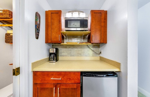 Historic Kailua Village Condo | LOCATION, LOCATION, LOCATION! Hawaiian Paradise Condo w/Hot Tub, Pool & Beach