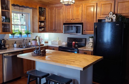 Blue Ridge Cottage | Prime Location with Pool, Spa & Family-Friendly Features