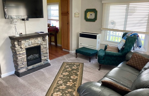 Lexington Cottage | Prime Location! 2 Bedroom Cottage with Pool & Ocean View