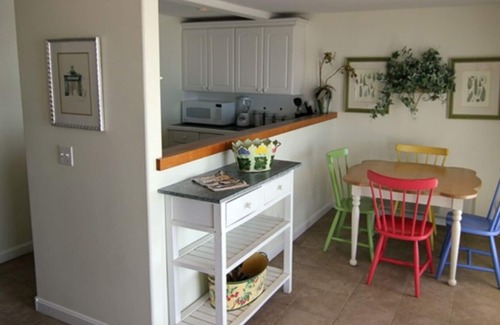 Misquamicut Condo | Prime Accommodation with Ocean View & Pool Access