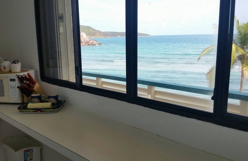 Bolongo Bay Condo | Prime Location with Ocean Views & Pool Access for Families
